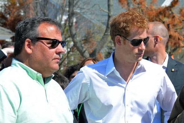 La gira de Enrique parece tener la intención de mejorar la imagen del príncipe, luego de que durante su último viaje a Estados Unidos unas fotos de él departiendo desnudo en Las Vegas fueron filtradas a la prensa.