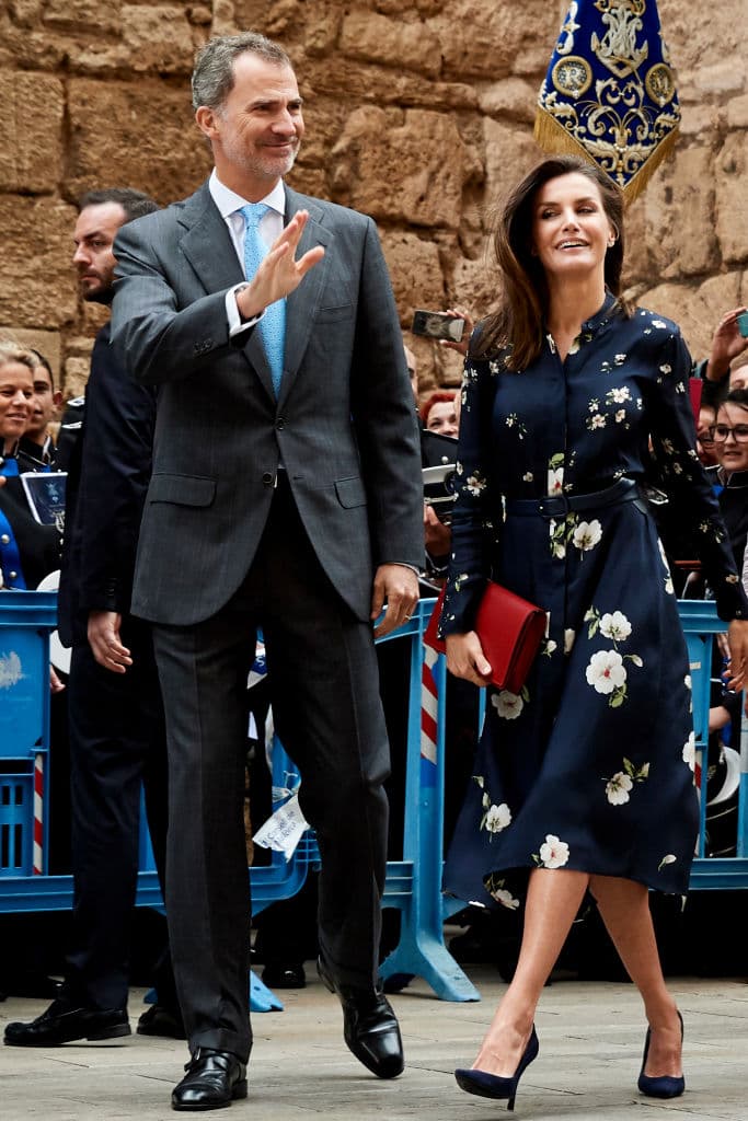 A su paso, el rey de España Felipe VI saludó a sus compatriotas, quien estuvo acompañado de su esposa en todo momento.