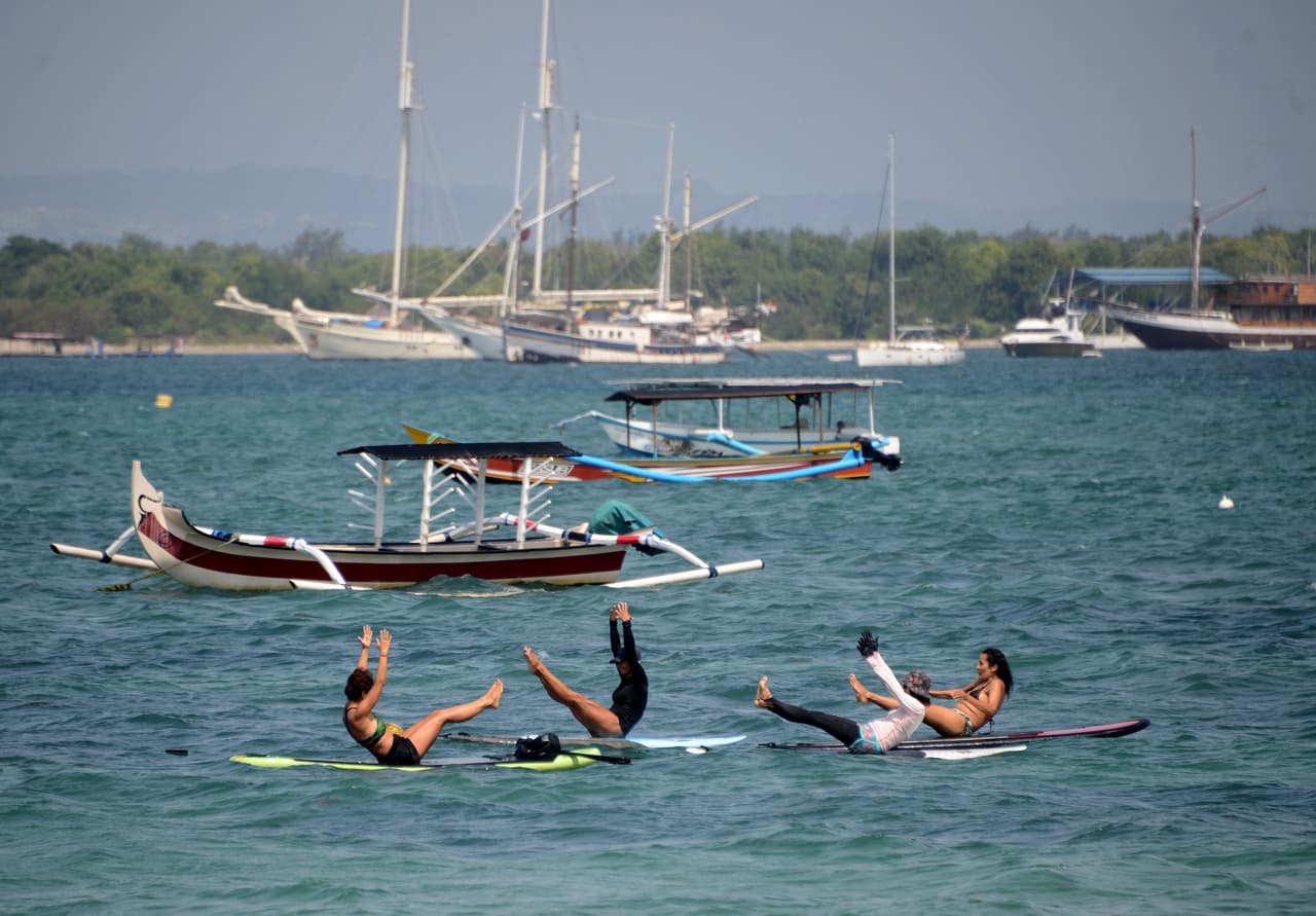 <b>Correa:</b> si realiza una actividad con tabla como el surf, debe llevar una correa que sujete el tobillo del usuario a la tabla.
<br>
<br>