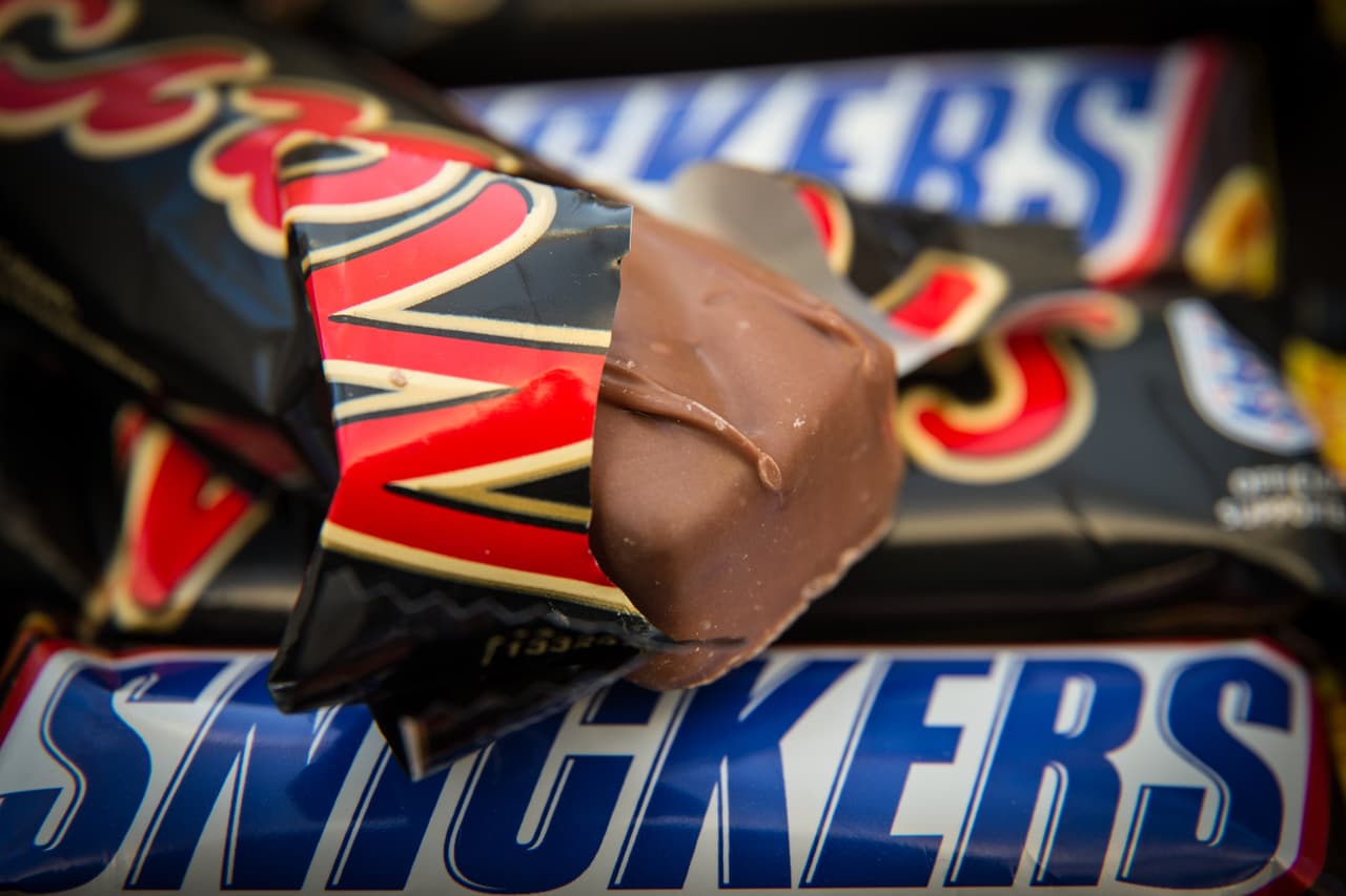 Mars retira chocolates en 55 países, tras detectar plástico en una barra de Snickers