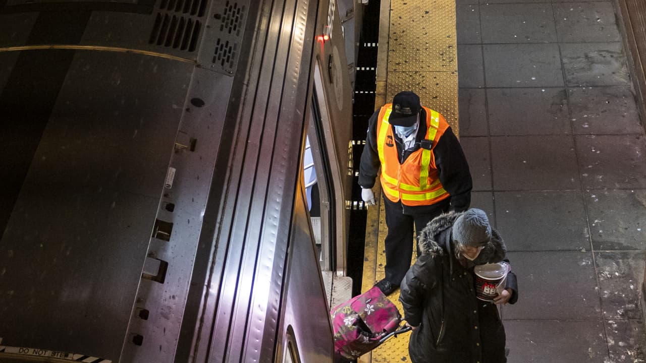 1 de cada 4 empleados de transporte en NYC se ha contagiado de coronavirus, según encuesta