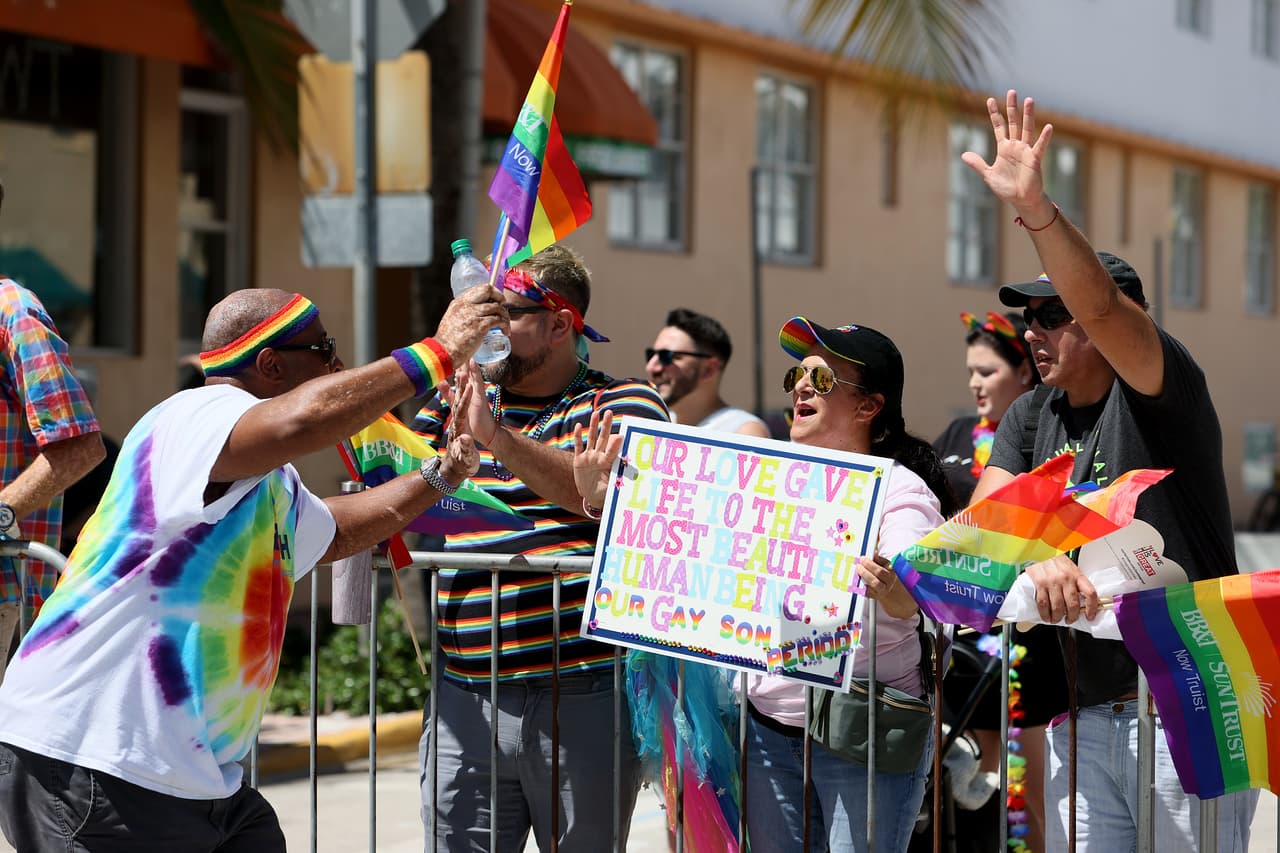 “Nuestro amor dio vida al ser humano más bello, nuestro hijo gay”, decía un cartel de uno de los espectadores.