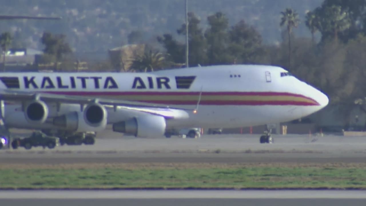 El mundo comenzaba a enterarse sobre un nuevo virus mortal que había iniciado en Wuhan, 
<a href="https://www.univision.com/temas/china">China.</a> El 29 de enero, un avión proveniente de dicha ciudad que había sido programado para aterrizar en el Aeropuerto Internacional de Ontario, fue
<b> <a href="https://www.univision.com/local/los-angeles-kmex/desvian-vuelo-proveniente-de-wuhan-china-hacia-reserva-aerea-en-riverside">desviado hacia la Base de Reserva March Air en Riverside</a></b>. 
<br>La nave con 240 personas salió de Wuhan en China con diplomáticos norteamericanos que radicaban en 
<b>la ciudad donde inició el mortal Coronavirus</b> (que hasta ese momento solo se conocía como 
<a href="https://www.cdc.gov/media/releases/2020/a0126-coronavirus-update.html" target="_blank">2019-nCoV</a>) y que a finales de enere había cobrado la vida de 106 personas e infectado a cerca de 4,500 individuos.
<br>
<b>Desde ese momento no hubo un día durante el año en el que no se hablara el coronavirus</b>, más adelante llamado Covid-19.