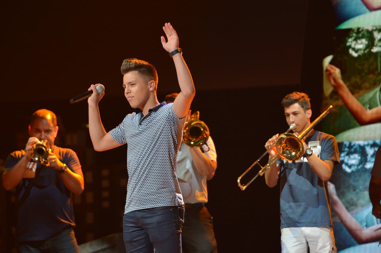 No dejó de saludar a algunas de sus fans que se encontraban en el lugar.