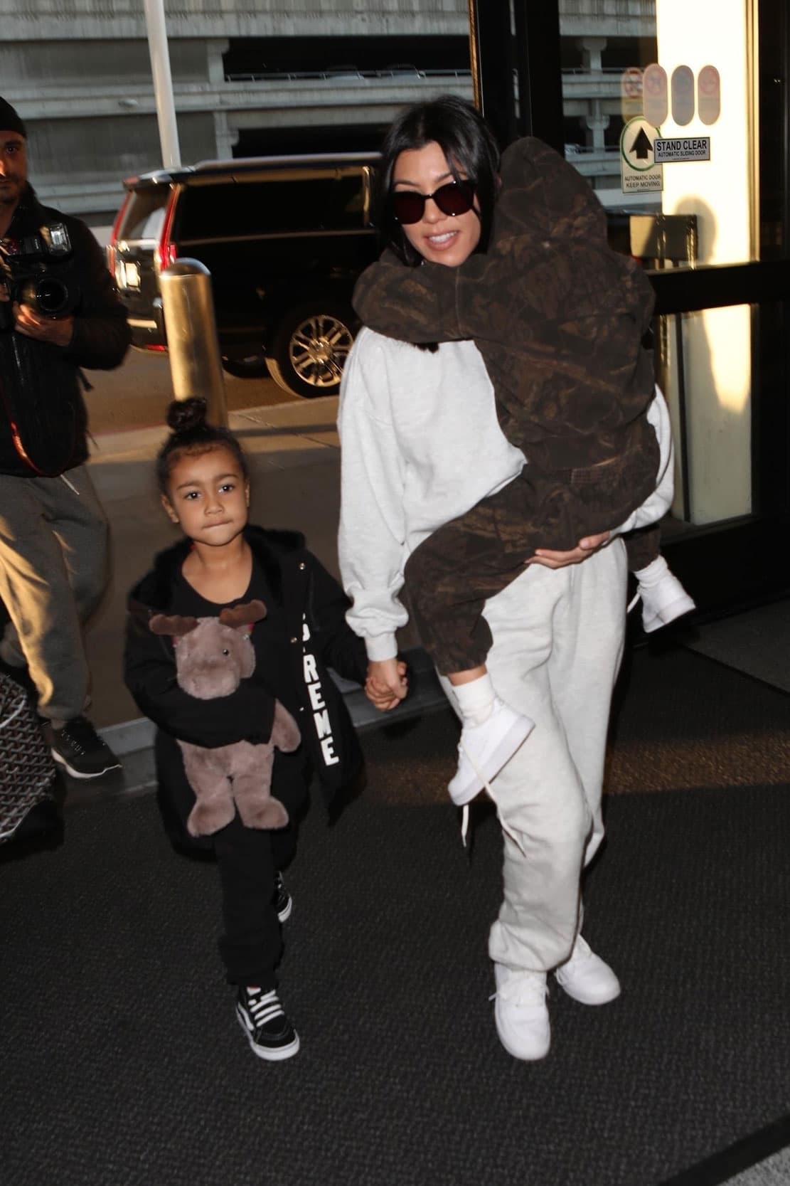 El guadarropa de 
<b>North West</b> es la envidia de muchas mujeres, a su corta edad tiene diseños de Ralph Lauren, Balmain, Balenciaga, Fendi, Chanel, Louis Vuitton y Givenchy.