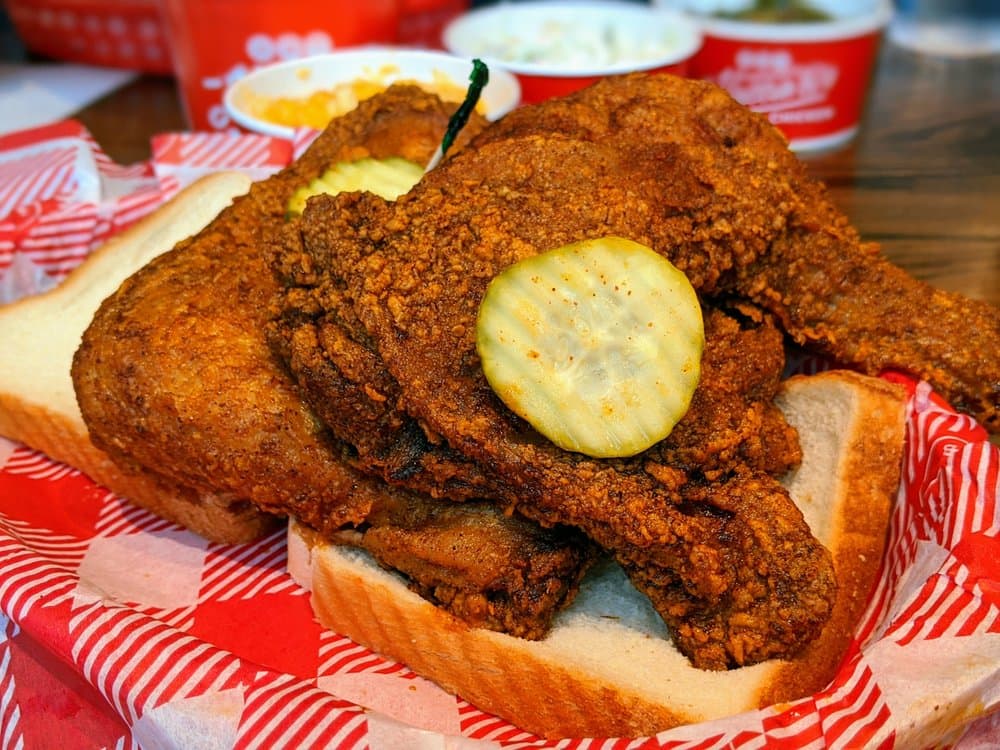 <b>Hattie B's Hot Chicken - Atlanta East</b>
<br>
<b>Dirección</b>: 299 Moreland Ave NE. Atlanta, GA. 30307
<br>
<b>Teléfono</b>: (678) 990-5100 
<br>
<b>Sitio web</b>: 
<a href="https://www.hattieb.com/">https://www.hattieb.com/</a> 
<br>
<b><a href="https://www.yelp.com/map/hattie-bs-hot-chicken-atlanta-east-atlanta-3">Cómo llegar</a></b>
<br>
<br>En Yelp aseguran que son “un restaurante de propiedad y gestión familiar que sirve Nashville Hot Chicken y guarniciones caseras en Nashville, Birmingham, Menfis y Atlanta”.