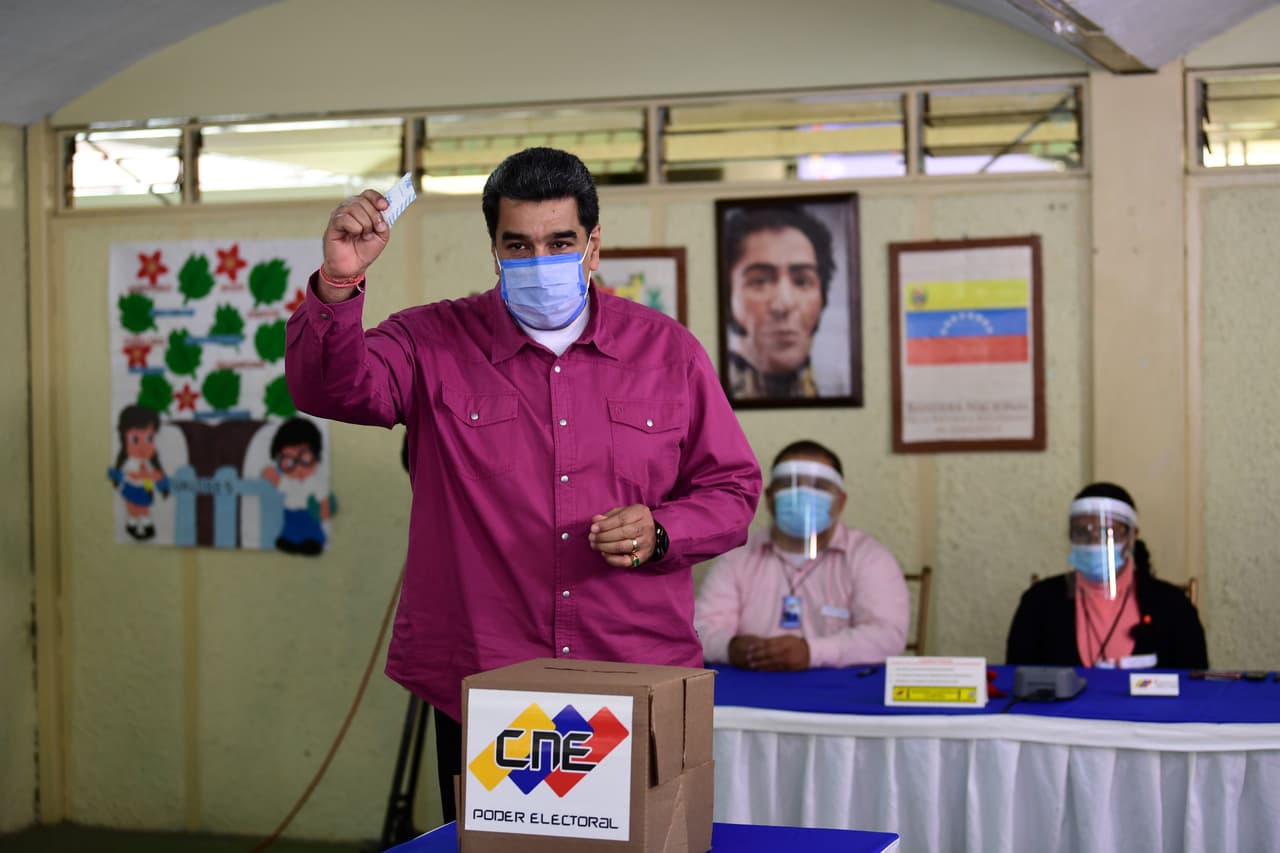 Nicolás Maduro emitió su voto en un colegio electoral de la escuela Simón Rodríguez en Fuerte Tiuna en Caracas. Las elecciones legislativas buscan reforzar el control del poder del oficialismo y debilitar a su rival Juan Guaidó.
