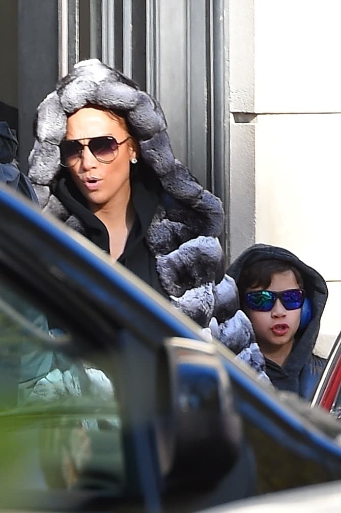 Jennifer López, aquí junto a su hijo Max, también tiene en planes la realización de un musical.