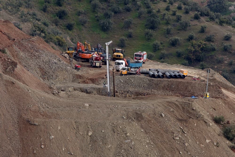 Para complicar más el operativo, los caminos que llevan a la finca no estaban preparados para dar acceso a la maquinaria necesaria, que llega a pesar hasta 75 toneladas. Por ese motivo, hubo que trabajar también en esos accesos.