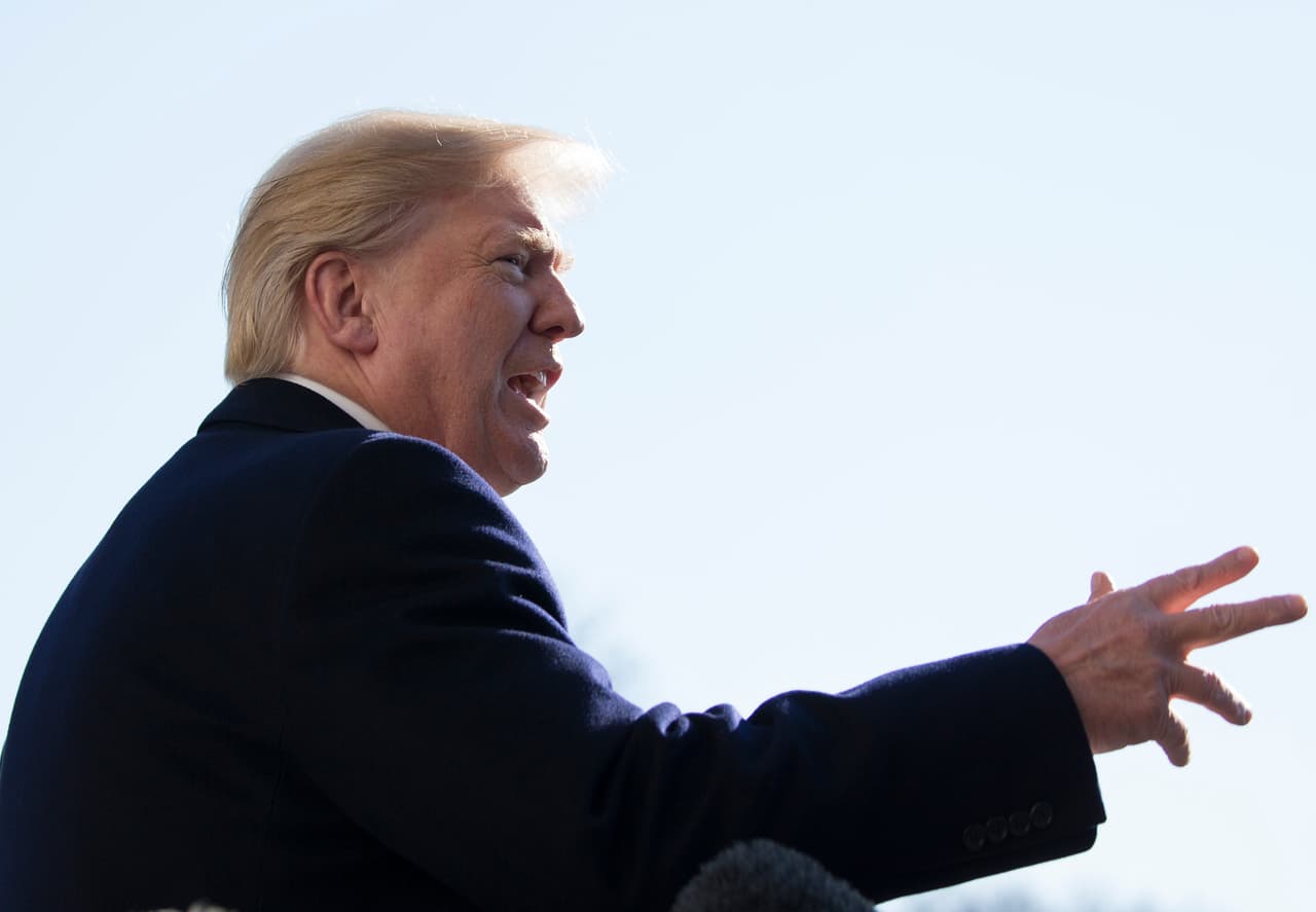 El presidente Trump hizo numerosas afirmaciones falsas este año, entre ellas, asegura que las ciudades santuario violan la ley al no cumplir con las peticiones de detención e inmigrantes que les envía ICE.