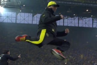 Mira el festejo del técnico Jürgen Klopp con tremendo salto a lo Michael Jordan