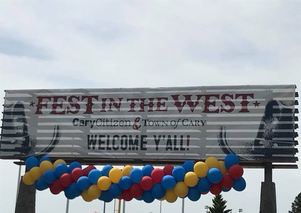 <b><a href="https://festinthewest.com/">Fest in the West (7 de mayo):</a></b> Celebre el pasado rural de Cary en este día lleno de camiones de comida, cervecerías locales, concursos de comer pasteles, actividades para niños, música en vivo y más.