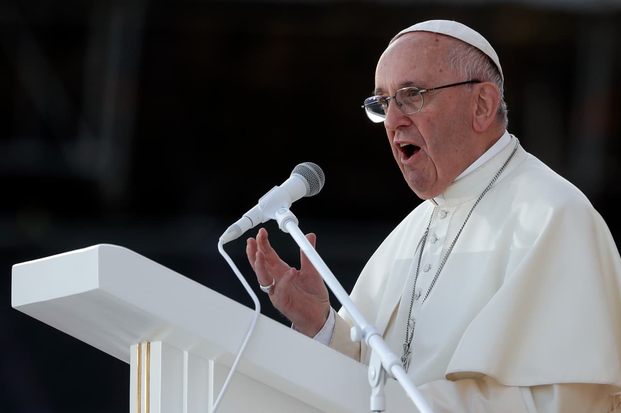 El Papa asegura que en las escuelas enseñan a los niños a "elegir su género"