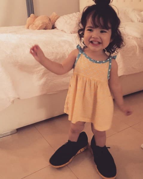 Baby Giulietta prefiere usar los zapatos de su papá que las pantuflas (Septiembre 29, 2016)