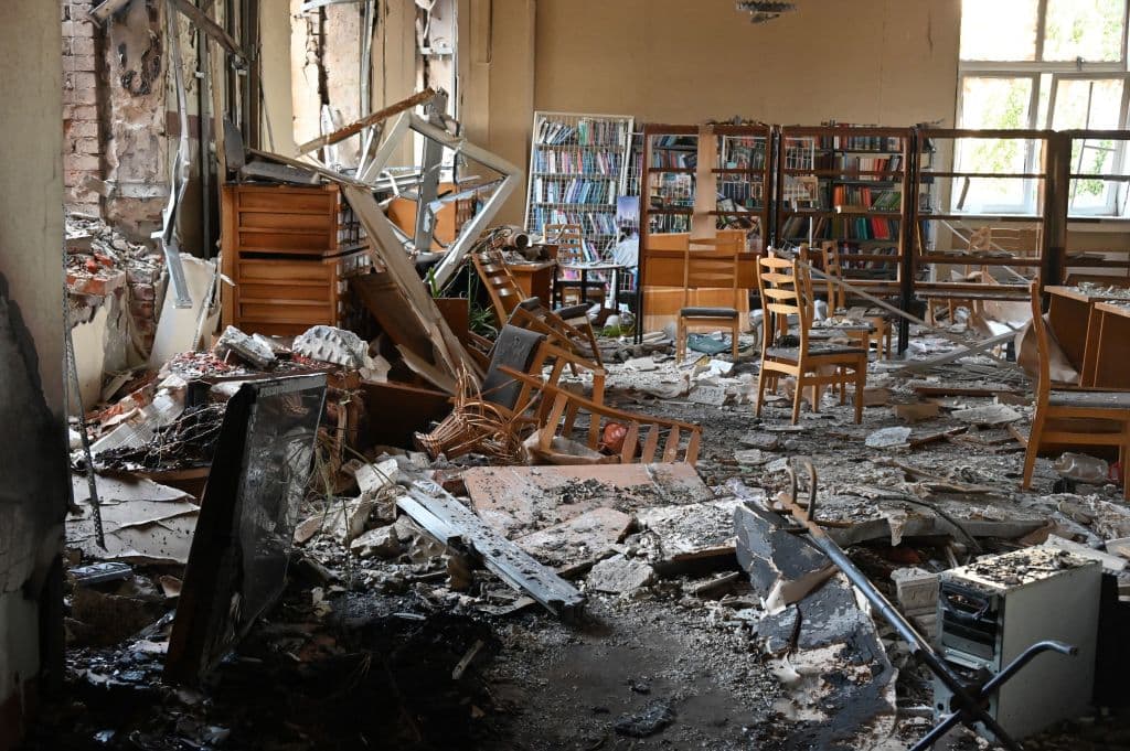 Aun así, Rusia continúa bombardeando regularmente ciudades ucranianas con misiles de largo alcance, aunque Kiev y sus alrededores raramente se ven afectados.
<b> En la imagen se puede ver el Palacio de Cultura de Járkov, </b>destruido por un ataque ruso el pasado 18 de agosto.