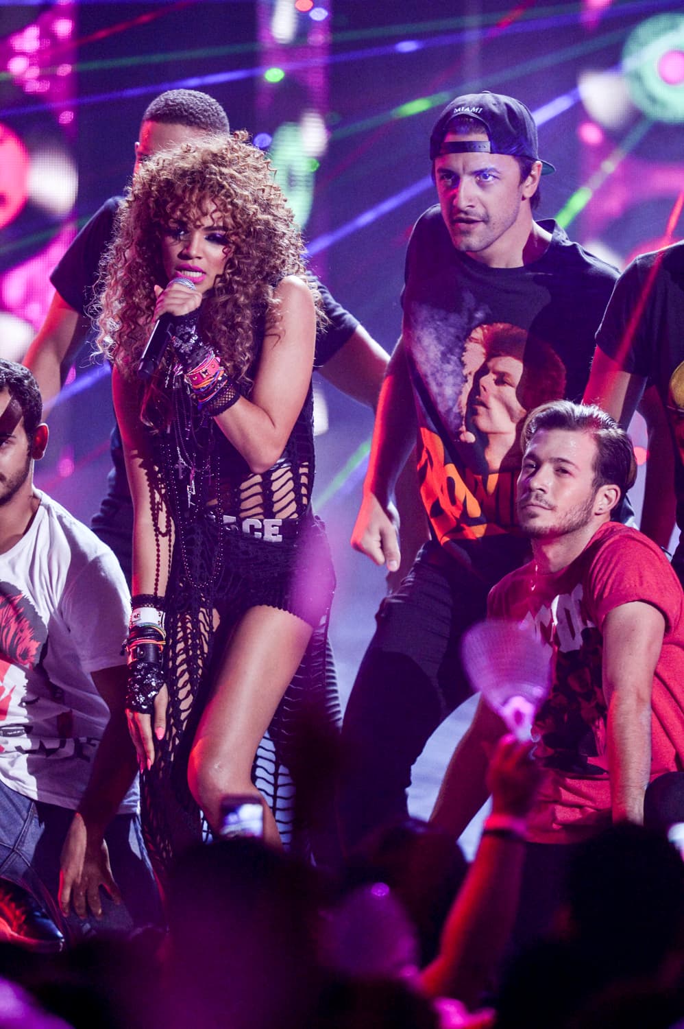 Inspirada en la moda ochentera y rodeada de viniles, Leslie Grace y sus guapos bailarines se entregaron en una elaborada coreografía.