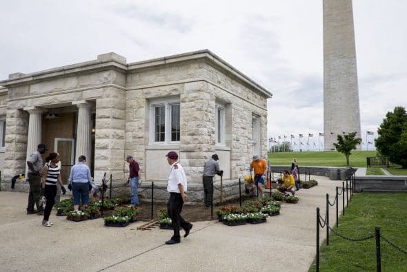 Los escombros cayeron dentro y fuera del monumento y los visitantes se apresuraron a evacuar el área.