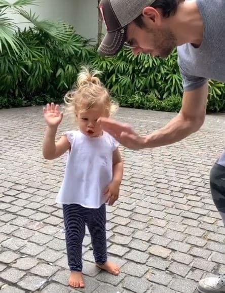 Lucy Iglesias sabe que la aman y ya aprendió a decirle a su papá que agotó su cuota diaria de besos.