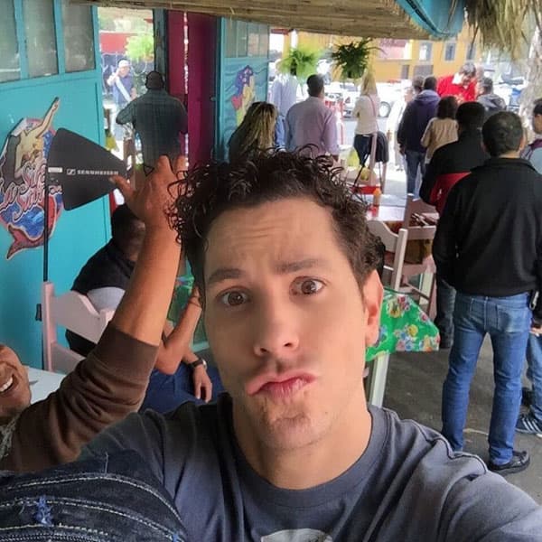 Esto sucede fuera de cámaras, hay muchas personas de la producción checando todos los detalles.