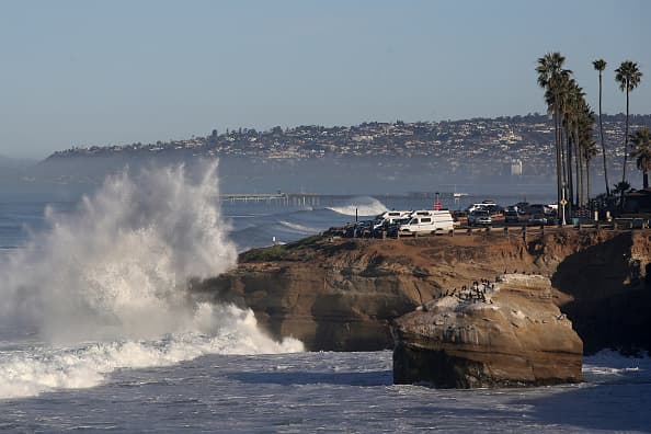 Las advertencias de los expertos para el lunes se cumplieron con olas que sobrepasaron los 20 pies de altura en algunas zonas de las costas del sur de California.