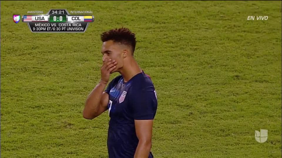 Tarjeta amarilla. El árbitro amonesta a Antonee Robinson de USA