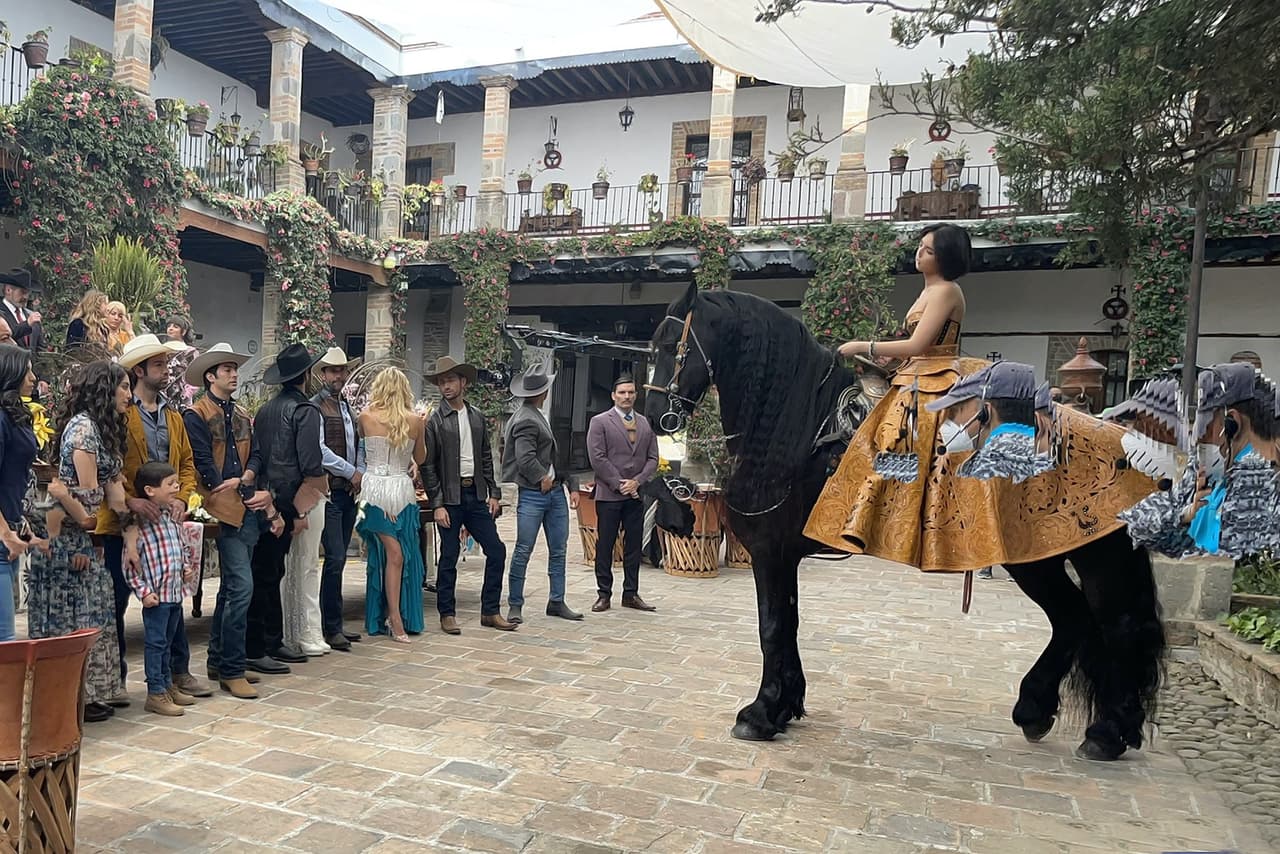 Ella misma sugirió la idea de hacer a su caballo bailar, como lo hacen en los shows de jaripeo.