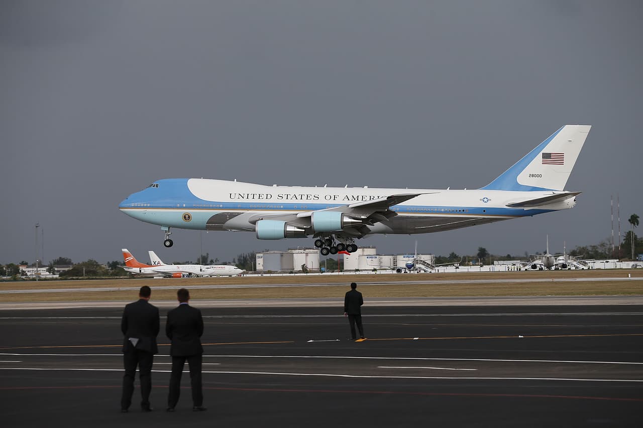 El Air Force One puede transportar un total de 102 personas, de las cuales 26 son miembros del staff de a bordo, incluyendo tripulación, chefs y demás responsables de la aeronave.