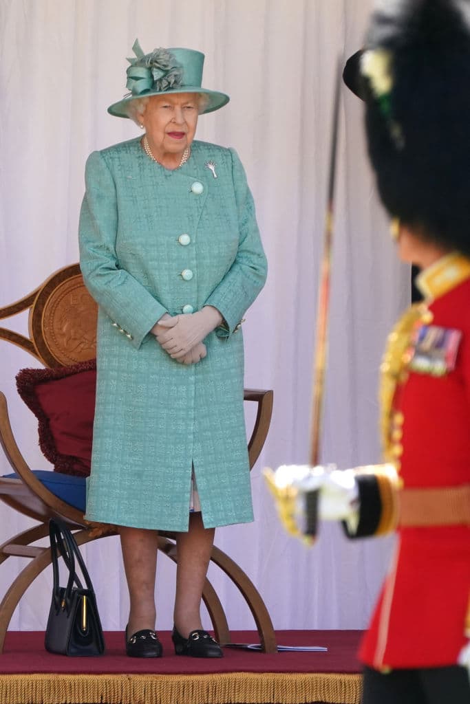 Lució un atuendo en color jade diseñado por Stewart Parvin que combinó con un sobrero de Rachel Trevor-Morgan. Utilizó un broche de diamantes en honor a la Guardia Galesa.
<br>