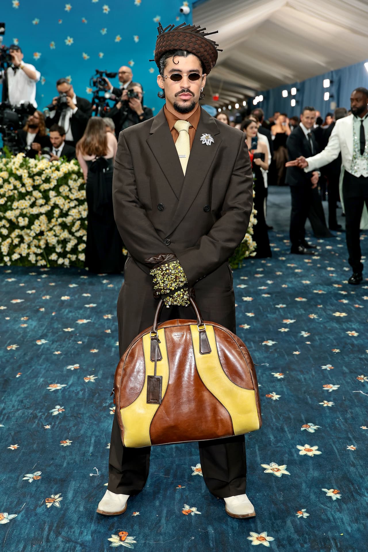 El cantante boricua Bad Bunny una vez más causó sensación con un traje en color café de Prada. En entrevista con Vogue, él dijo que algunas de las piezas de su ‘look’ están “inspiradas en Puerto Rico”.
