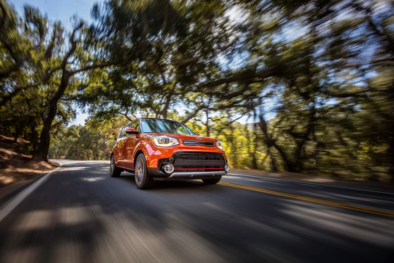 <b>KIA Soul</b>
<br>El diseño puede no encantar a muchos, sus líneas cuadradas no van con las formas de los autos que aquí hemos presentado, pero es precisamente esa diferencia donde vienen algunas de sus cualidades. Su espacio interior es bueno, entrar y descender de la cabina también y la cajuela es aceptable con una capacidad de 24.2 pies cúbicos con todas las plazas ocupadas.