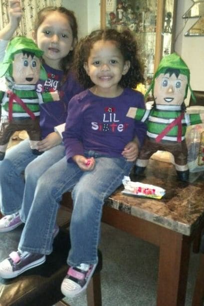 Estas dos hermosas niñas posan para la cámara con sus figuras de El Chavo. Imagen enviada vía Twitter por Luis M. Rodriguez.