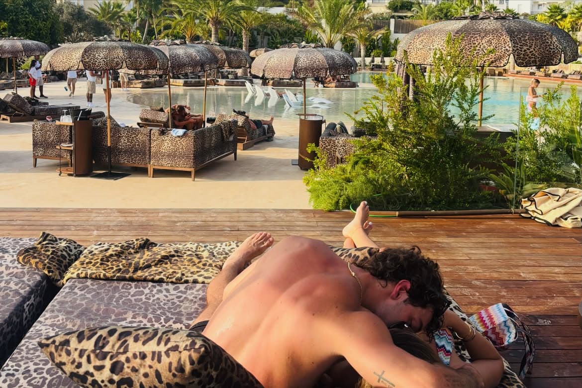 Christopher Levy e Ivy Puente comparten romántico beso.