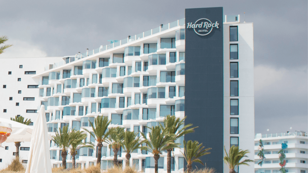 En 2013, Hard Rock llega a Europa con un hotel en Ibiza, y su mundialmente famosa Rock Shop.
<br>
<br>"El futuro es prometedor para la marca, tanto en el ámbito digital como en el presencial, en mercados nacionales e internacionales. Actualmente estamos en proceso de construcción de un increíble resort integrado en Las Vegas, lo que consolidará la posición de nuestra marca en el mercado de juegos más grande del mundo", dijo Keith Sheldon para Univision 23.
<br>
<br>Sheldon agregó que, "también continúa avanzando el desarrollo del Hard Rock Hotel and Casino Athens, que será el primer resort integrado al estilo de Las Vegas en Europa. En los próximos 12 meses abriremos nuevos casinos en Ottawa (Canadá) y en Tejon (California), que atraerán visitantes del área metropolitana de Los Ángeles. Además, Brasil sigue siendo un mercado muy atractivo para nosotros, con crecimiento en nuestras divisiones de hoteles y cafés".