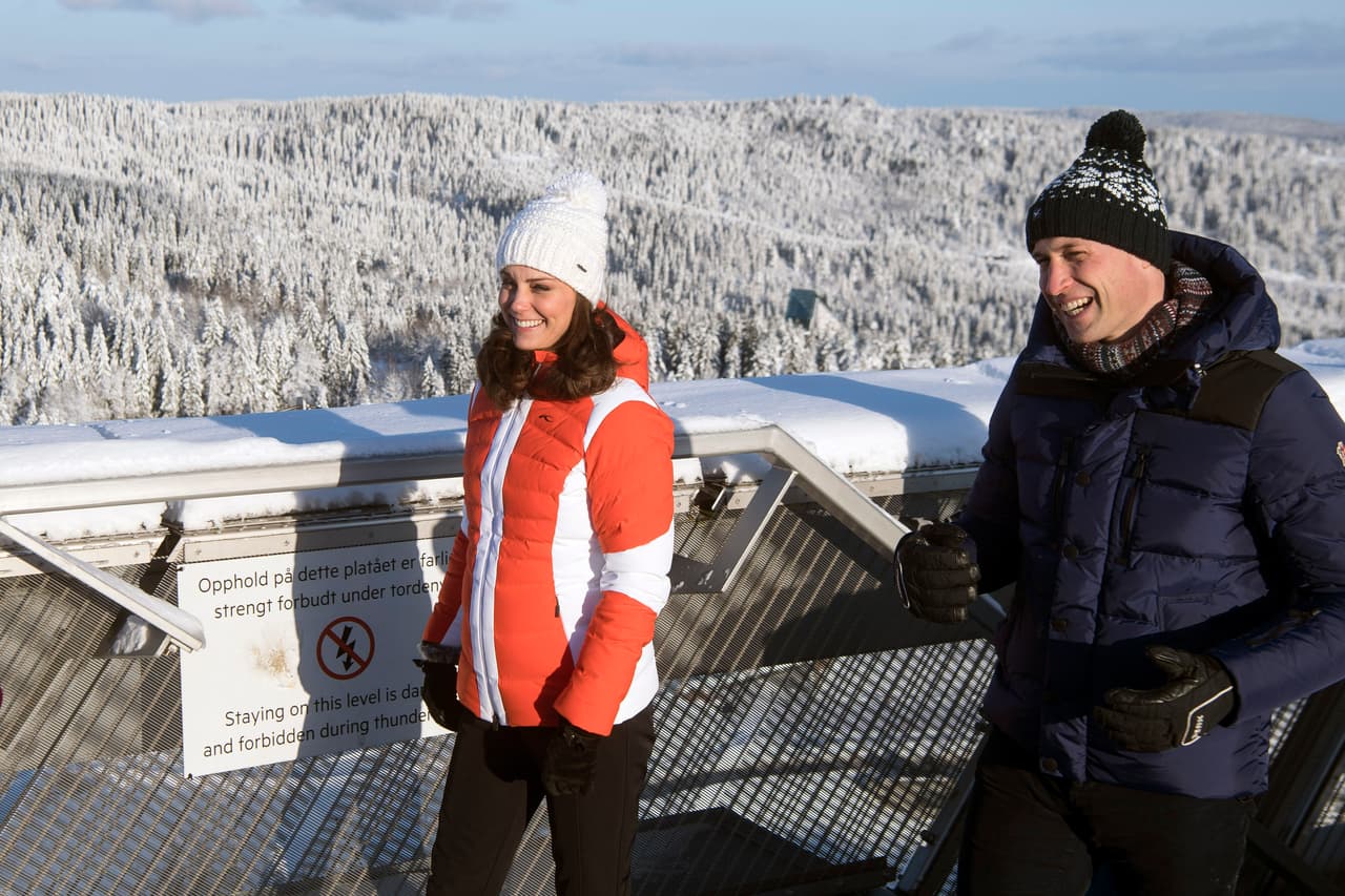 La pareja que espera su tercer hijo en abril, un mes antes de la boda del príncipe Harry y la actriz Meghan Markle, llegó a Oslo el viernes.
<br>