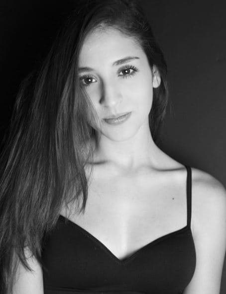 Desde muy chica su padre le enseñó a escuchar a cantantes como Frank Sinatra.