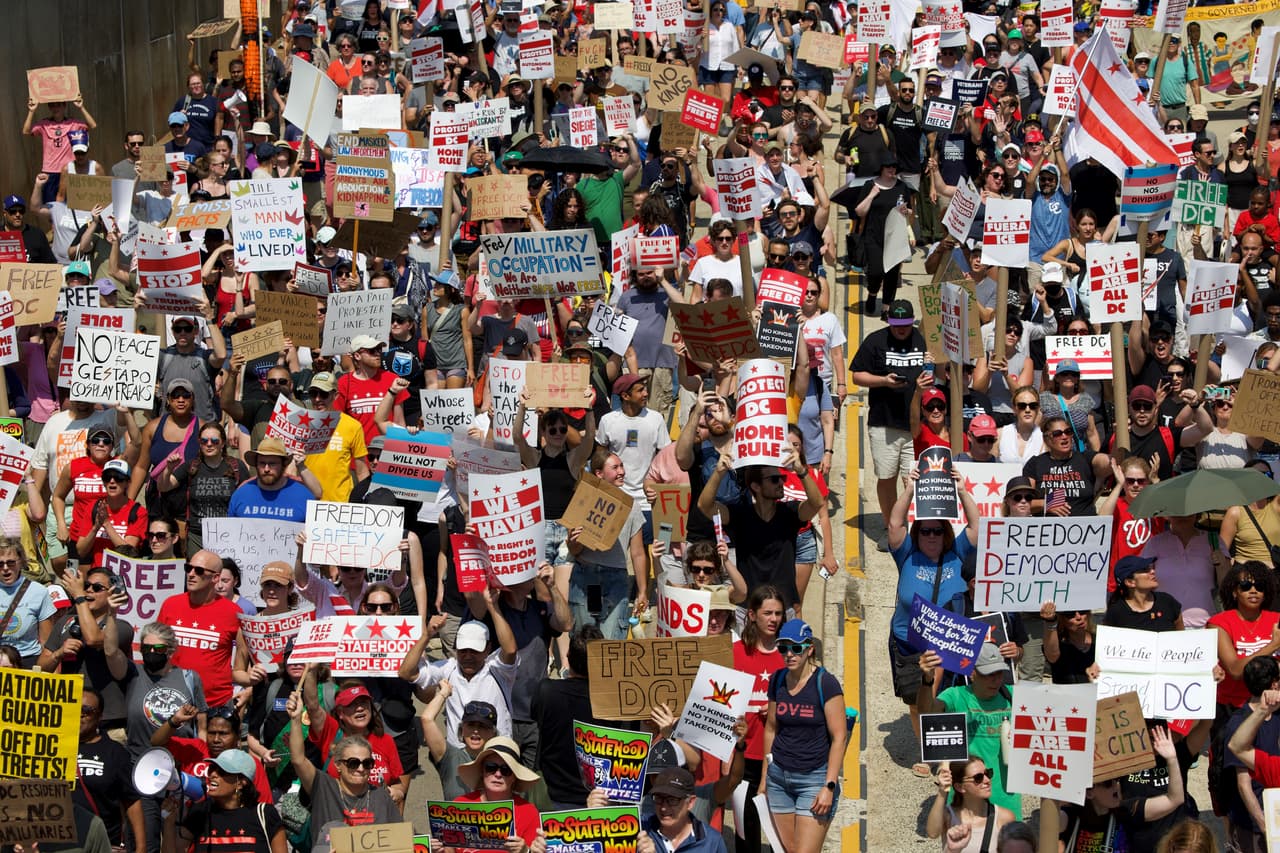 También se asomaron consignas y pancartas a favor de Palestina, entre varias otras.