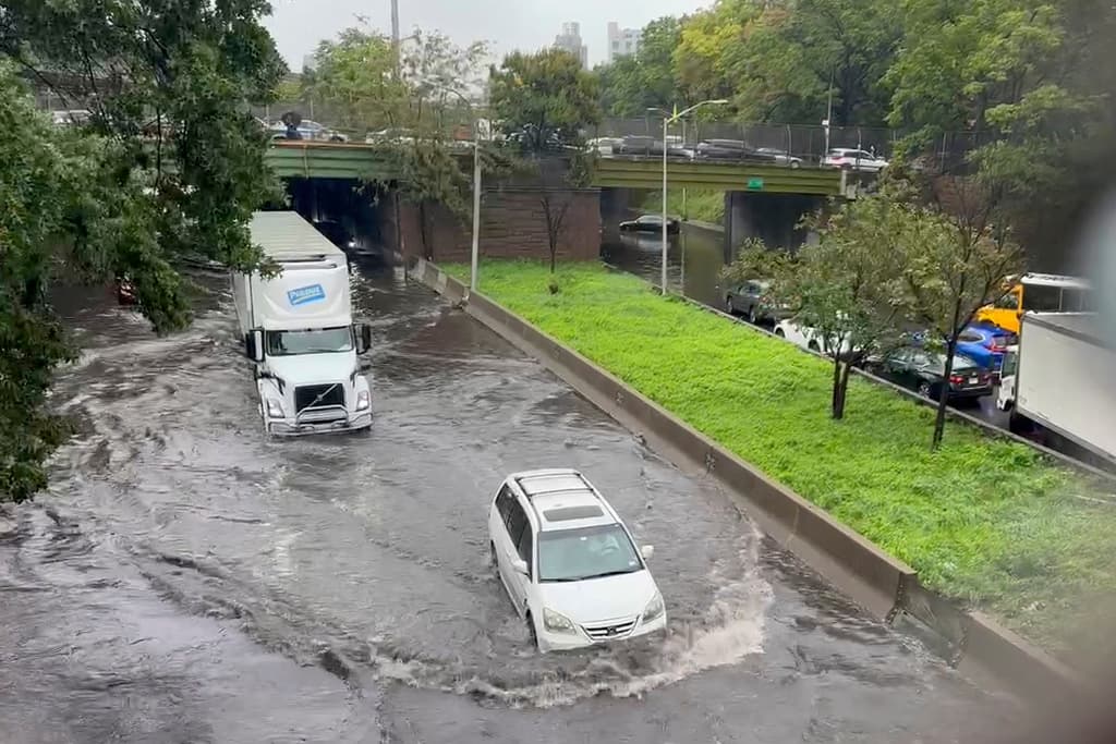 <b>En el área de Woodside en Queens varias calles reportaban inundaciones. </b>La Ciudad informó que las suspensiones de estacionamiento quedarán sin efecto hoy y mañana.
<br>