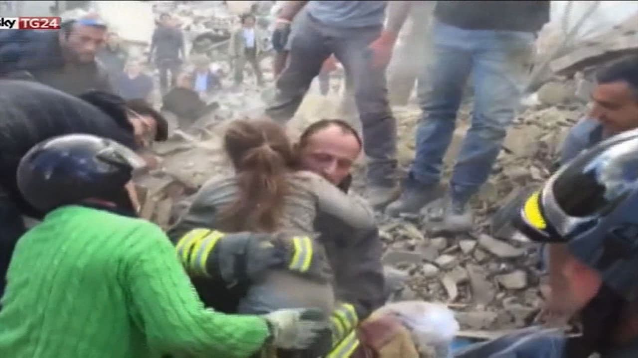 La desesperada misión de buscar vida debajo de los escombros en Italia