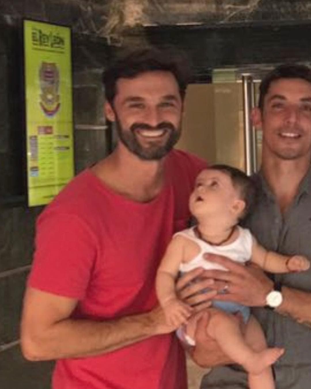 "Quédate con quien te mire como Lúa ve al Guardaespaldas. Felices nueve meses cabrita bebe y bienvenida oficialmente como miembro más joven del #ClubDeLasFacilotas bebe bonita, que nos sigas alegrando la vida a todos! ya te quiero ver", escribió
<b><a href="http://www.univision.com/temas/ana-brenda-contreras">Ana Brenda</a></b> en esta foto en la que claramente se ve a Lúa fascinada con la presencia de
<b><a href="http://www.univision.com/temas/ivan-sanchez">Iván</a></b>.