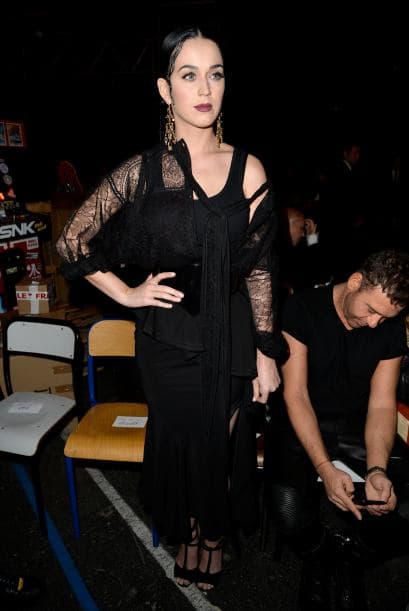 ¿Qué fue lo que estaba pensando Katty Perry con este atuendo? Su estilo gótico que mostró en la semana de la moda hizo que se viera como su madre.