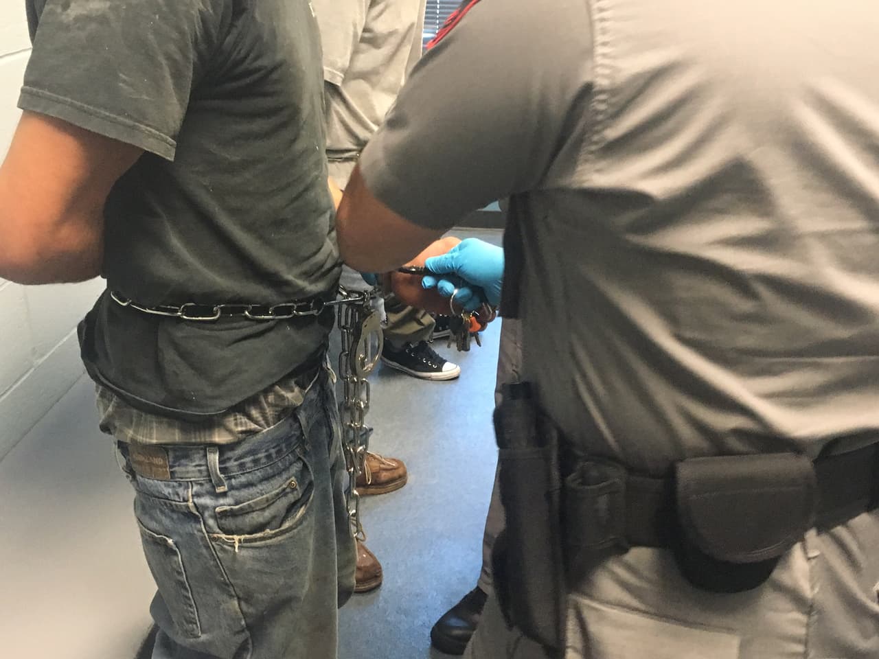 Revisión de los migrantes detenidos antes de ser procesados.