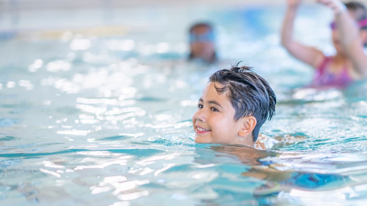 <b>4. Consigue alguien que cuide a los niños. </b>Si no puedes vigilar a un niño, designa a alguien que lo haga y relévalo cada 20 minutos. Es importante que el observador mantenga la vigilancia permanentemente y sepa ayudar en caso necesario.