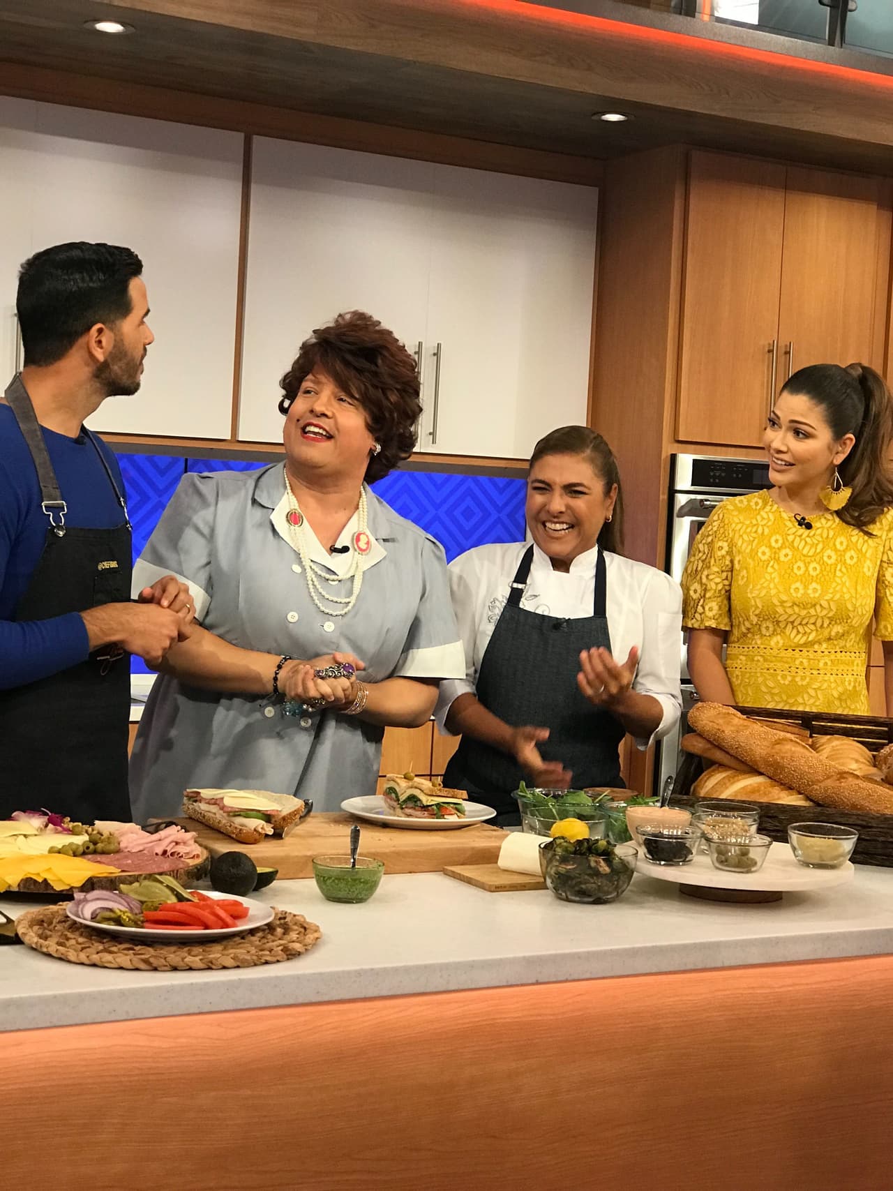 La participación que tuvieron juntos durante el show bastó para que la imaginación de Doña Meche volara e interpretara que había nacido una relación entreñable con Eugenio Derbez. Esta mañana la mucama de Despierta América llegó anunciando su partida para reunirse con el destacado actor en Hollywood.