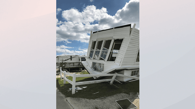 La fuerza del huracán Dorian deja una casa completamente de cabeza