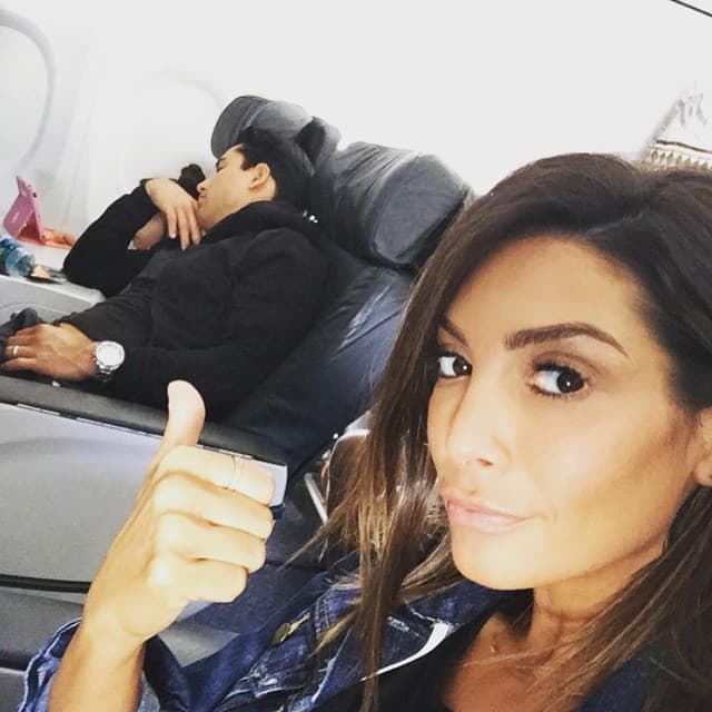 Su esposa lo captó mientras dormía en el avión.