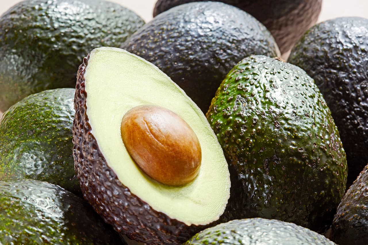 <b>Aguacate:</b> Un estudio realizado durante 11 años afirma que la pulpa verde contiene potasio y ácidos grasos monoinsaturados, los cuales previenen la depresión pues disminuyen la presión arterial.