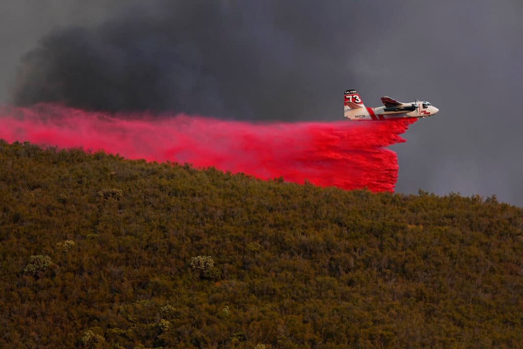 Los bomberos se concentraron durante la noche en atacar el fuego con un helicóptero y otros recursos aéreos. Los equipos planearon fortalecer las líneas de contención antes del calor del mediodía.
<br>