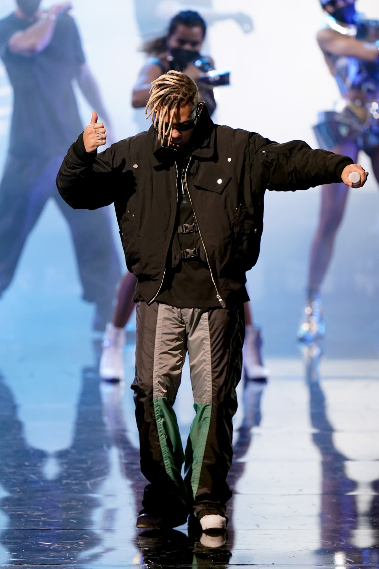 Jhay Cortez se unió a Wisin y Rauw Alejandro para ensayar con un grupo de bailarines y con los elementos que formarán parte de su performance.