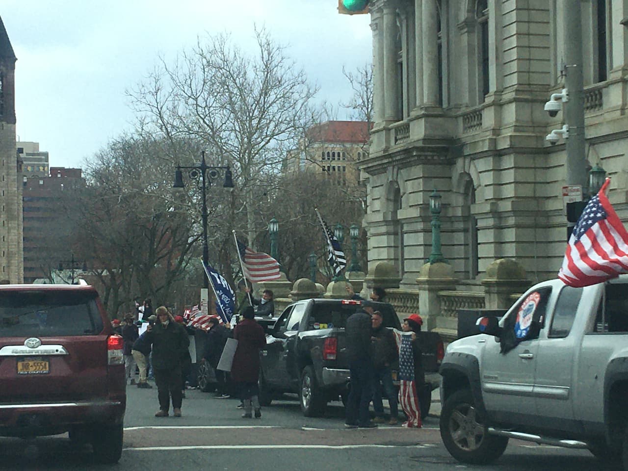 Después de que todos los negocios no esenciales cerraran en Nueva York, estos manifestantes pidieron que volvieran a abrirse para regresar al trabajo.