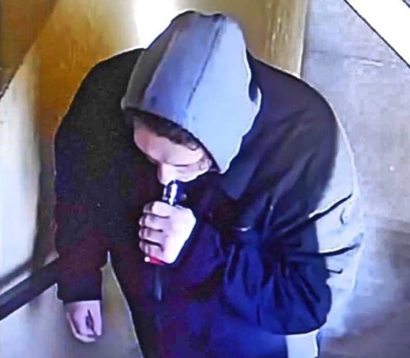 Fumaba un cigarrillo electrónico.